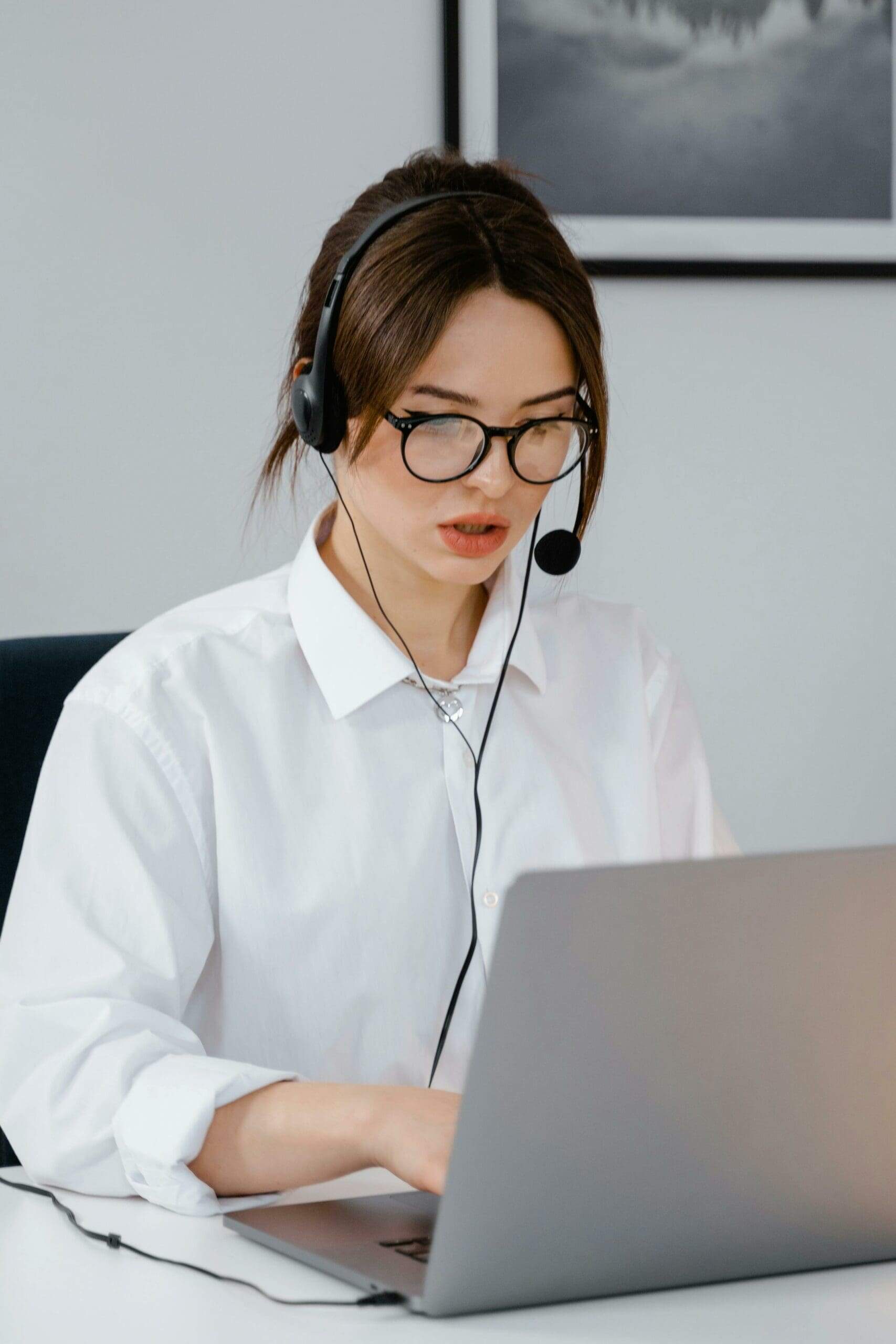 Mulher interagindo com o computador, usando um hedseat